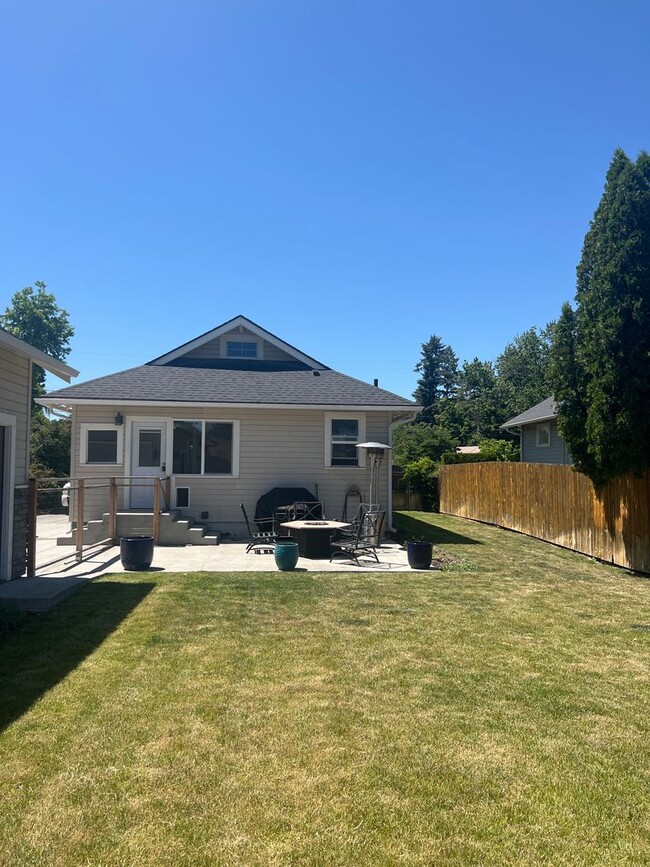Building Photo - Charming Two bedroom Home
