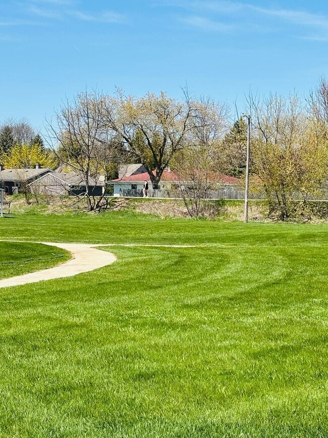 Building Photo - 3 Bedroom 2 1/2 Bath Townhome