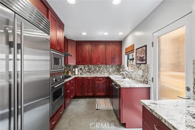 Building Photo - 646 6th St