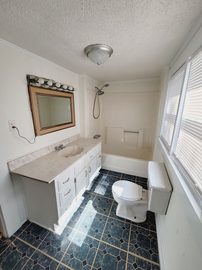 Building Photo - 2 bedroom in the heart of Gastonia