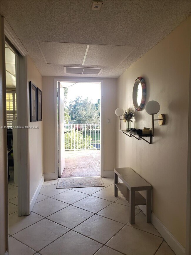 Building Photo - 550 Oaks Ln