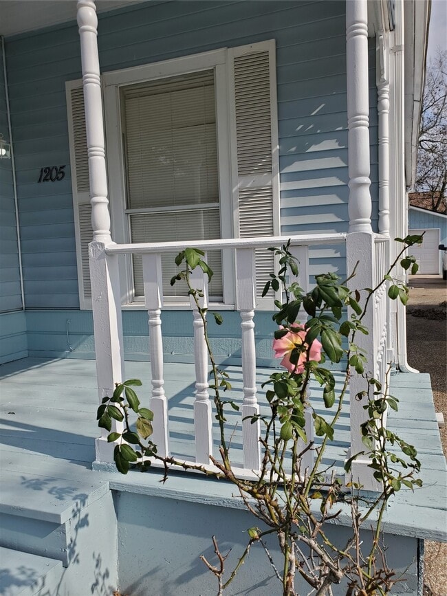 Building Photo - 1205 2nd St