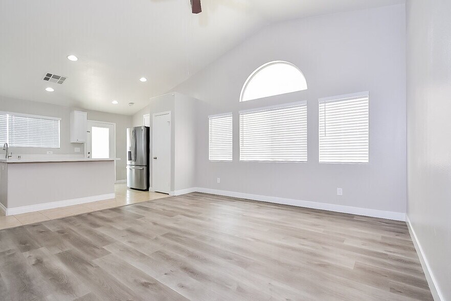 Building Photo - 7873 N Lovely Pine Pl