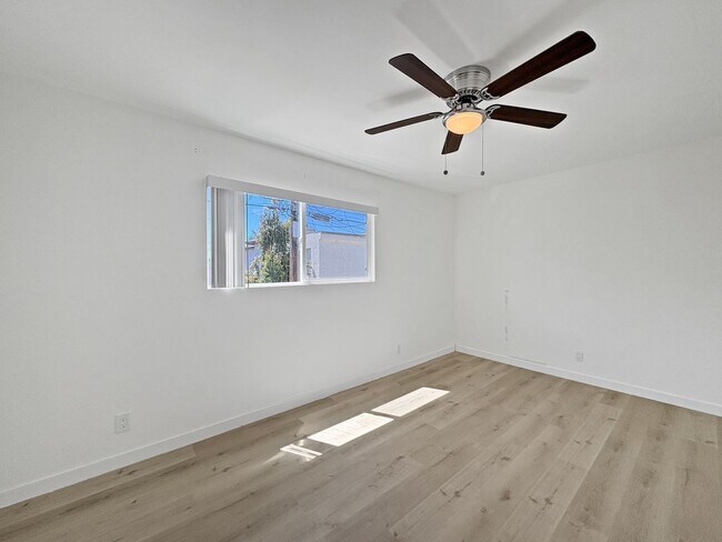Building Photo - Bright & Modern 2B/1BA Upstairs Unit in th...
