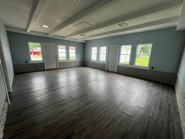 Building Photo - Spacious 2 bedroom home!