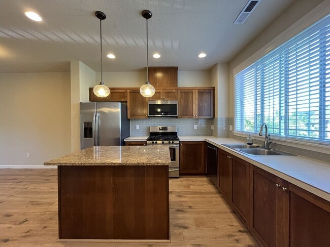 Building Photo - Spacious Bull Mountain Townhome Featuring Two Ensuite Bedrooms, Attached Garage & Modern Finishes &