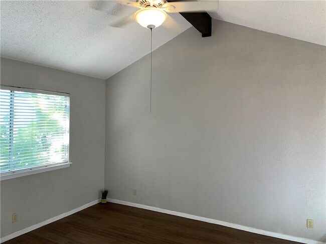 Building Photo - 1602 Southgate Cir