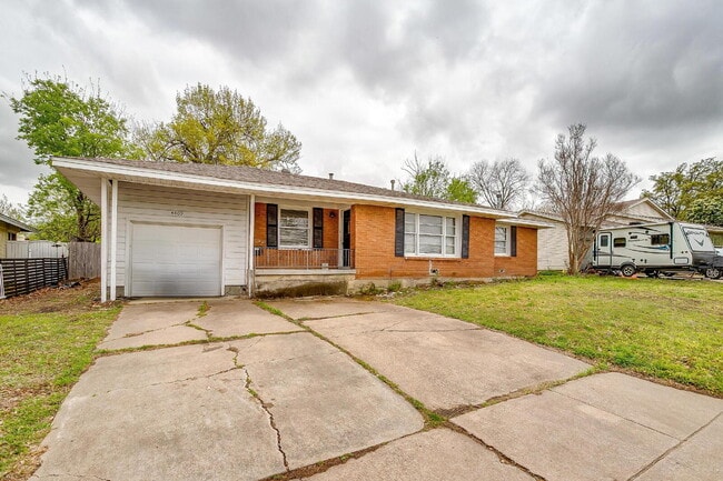 Building Photo - Darling 3-Bedroom Home in South Hills Neighborhood!