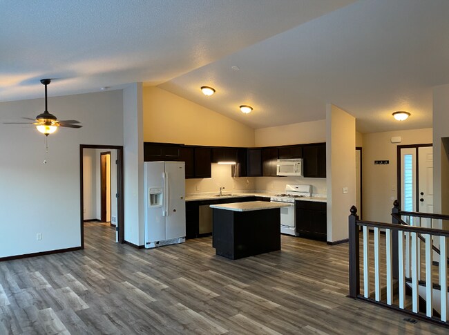 Building Photo - 906 Taft St S