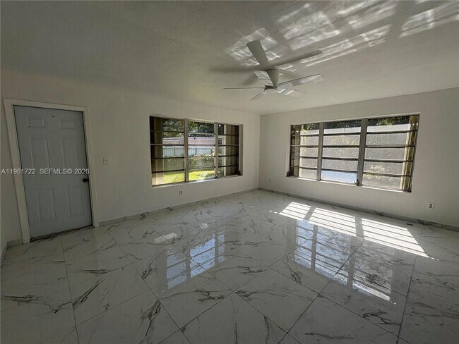 Building Photo - 2752 SW 25th Ter