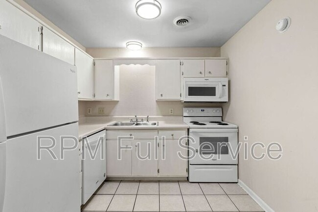 Building Photo - 135 Hicks Rd