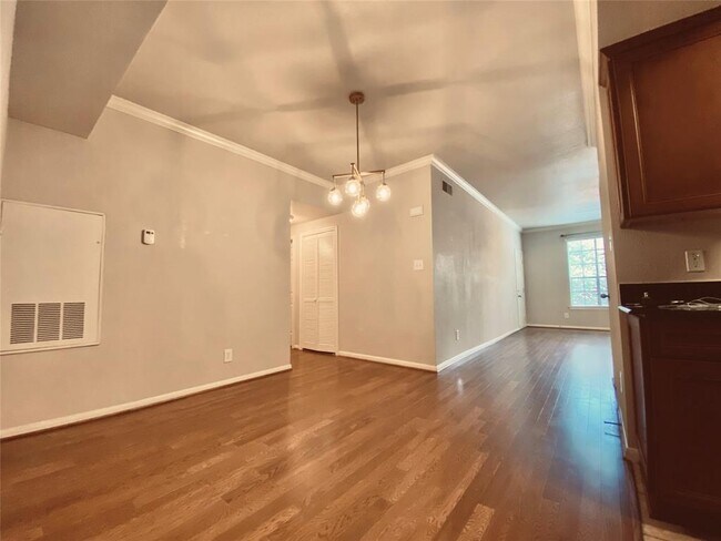 Building Photo - 2255 Braeswood Park Dr