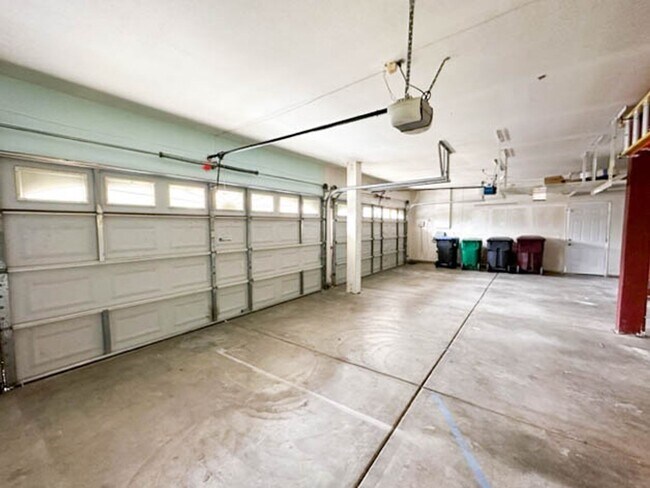 Building Photo - **STUNNING** 8 BEDROOM SOLAR HOME IN GATED COMMUNITY IN MURRIETA!