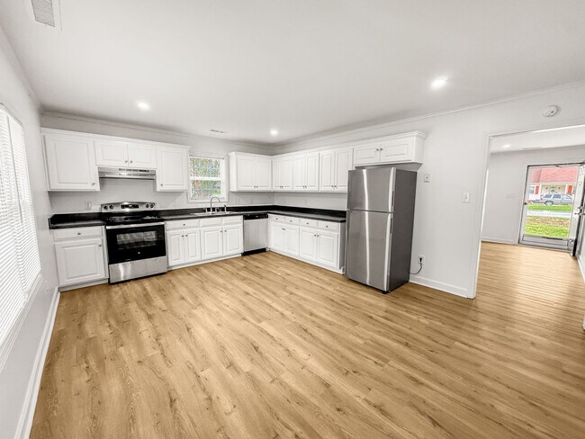 Building Photo - Newly Remodeled 3-BR, 2-Bath Home