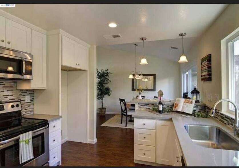 Building Photo - 2118 Alexander Way