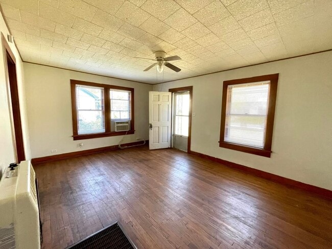 Building Photo - 714 6th Ave NW