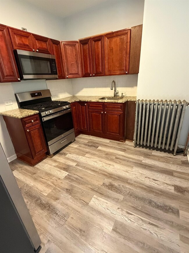 Building Photo - 161 Zabriskie St