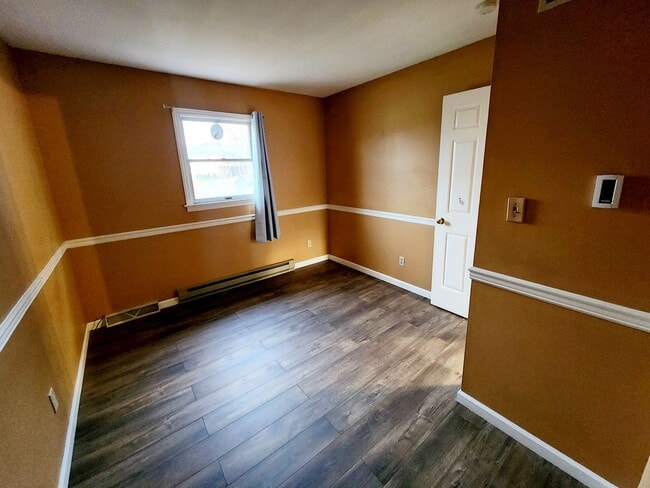 Building Photo - 3 Bedroom 1.5 Bath Available in Elizabethtown!