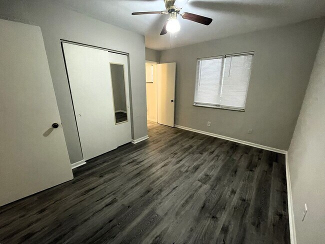 Building Photo - Charming 1Bed/1Bath Apartment with Washer/Dryer Hookups!