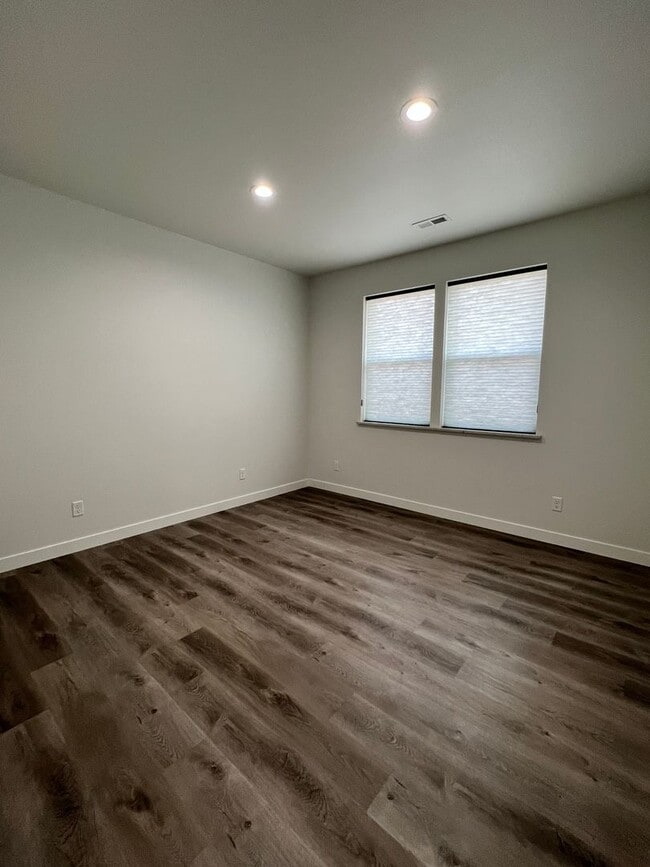 Building Photo - Newer Construction Condos in Moses Pointe!