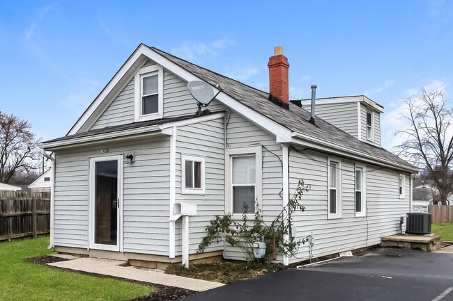Building Photo - 1028 Midland Ave
