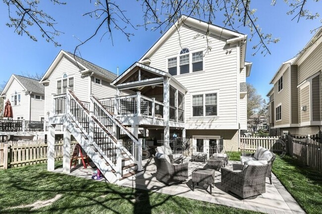 Building Photo - 306A Pine St
