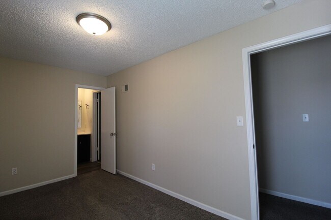 Building Photo - 117 S Saxony Dr