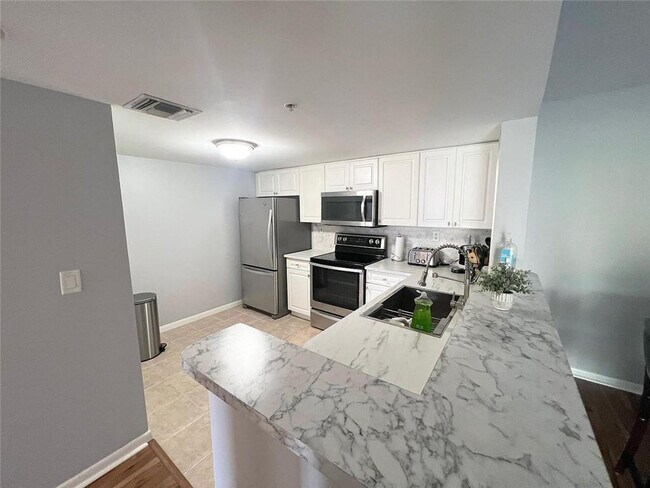 Building Photo - 520 SE 5 Ave