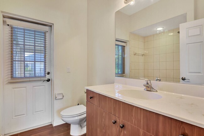 Building Photo - Living Large at a Beautiful 3/2 in Northport