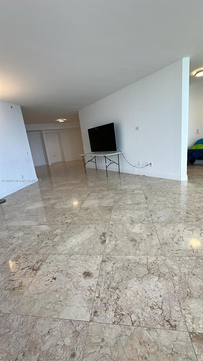 Building Photo - 4775 Collins Ave