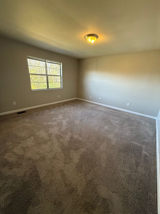 Building Photo - W Ray