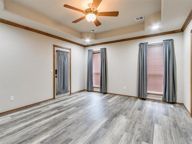 Building Photo - 1001 N Barn Hill Way