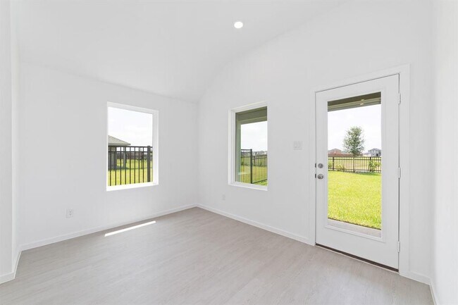 Building Photo - 27619 Village Cir Dr
