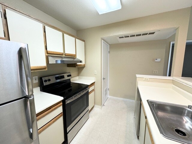 Building Photo - 120 Reflections Dr