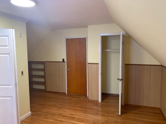 Building Photo - Terrific 4 Bed/1 Bath Home in Elmont!