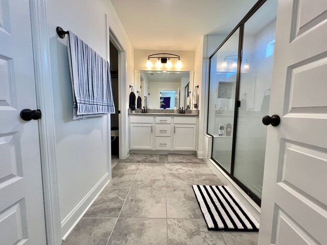 Building Photo - 3 Bed, 2.5 Bath Townhome w/ 1 Car Garage