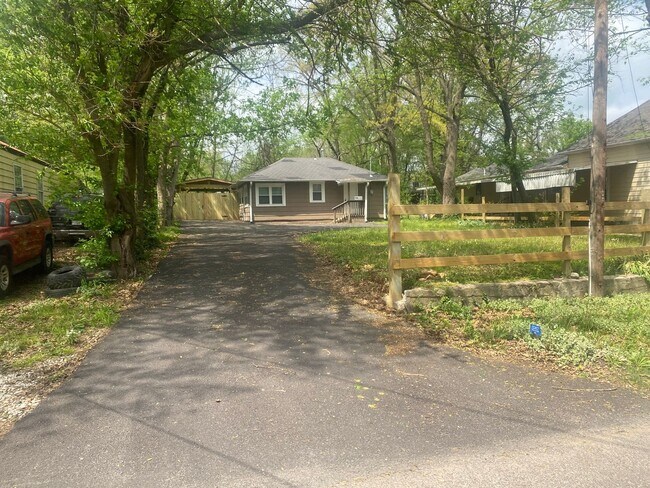 Building Photo - 2063 N Roosevelt Ave