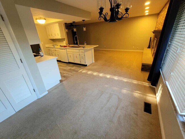 Building Photo - Sprawling Gorgeous Home