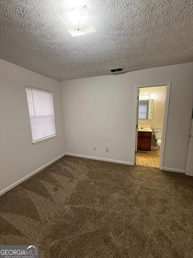 Building Photo - 175 W Paces Dr