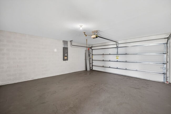 Building Photo - 4 Bedroom Home 2 Story