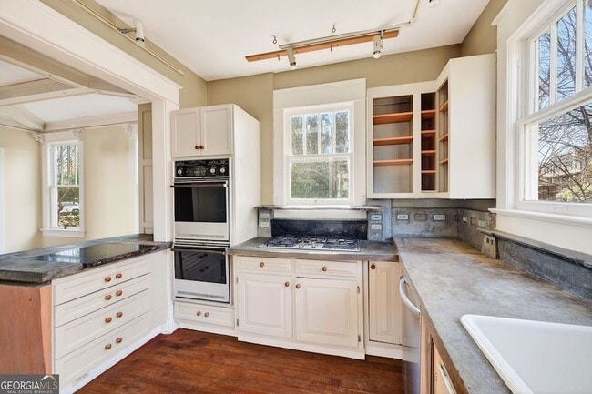 Building Photo - 300 Oxford Pl NE