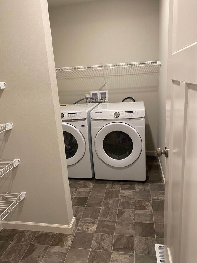 Building Photo - AVAILABLE NOW!!! 4BD/3BA - Pet friendly + Fenced Yard & Washer/Dryer Included - Great South Locat...