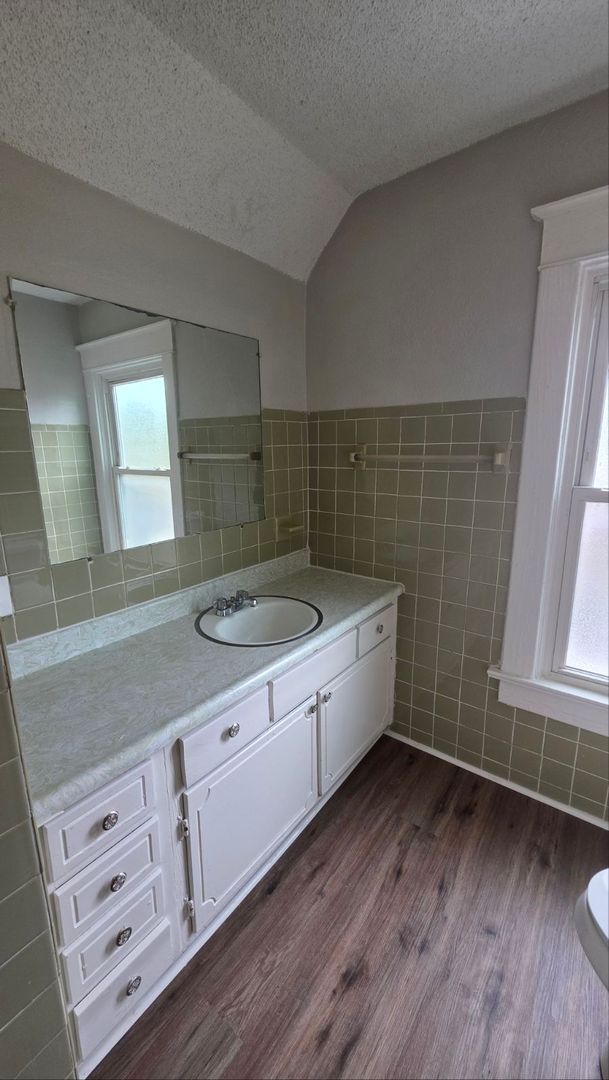 Building Photo - 3 BR/1BA | Newly Renovated Single Family Home | Great backyard | In Kansas City!