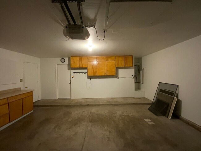 Building Photo - 3 Bedroom Single Story Home Available Near...
