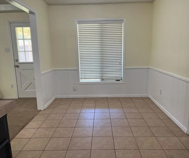 Building Photo - Charming 4 Bedroom in The Meadows