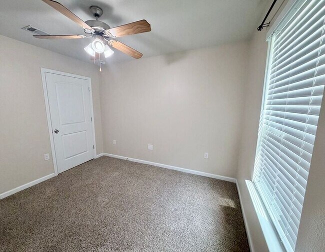 Building Photo - 5890 Daffodil Dr