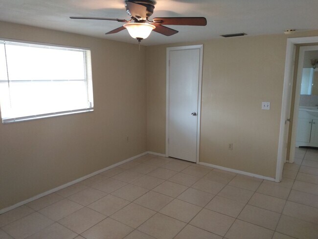 Building Photo - 2 Bed/2 Bath 1200 Sq. Ft. home with BONUS ROOM, indoor laundry & a fenced yard!!