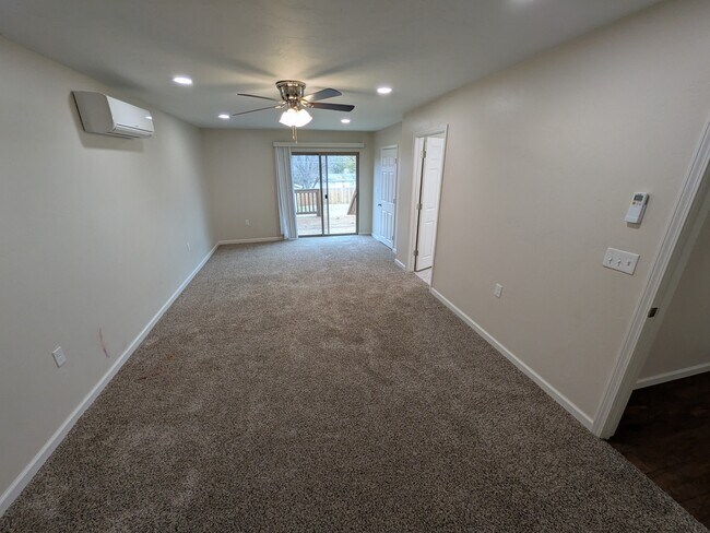 Building Photo - 906 Parkview Dr