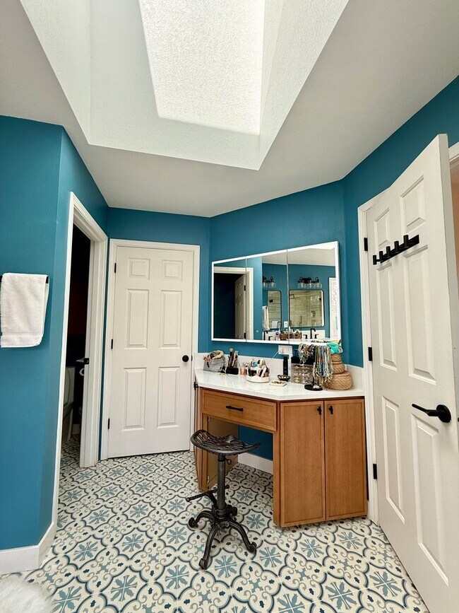 Building Photo - Beautifully Renovated 5 Bed + Bonus Room Home in Forest Heights with a Wrap-Around Porch, Designe...