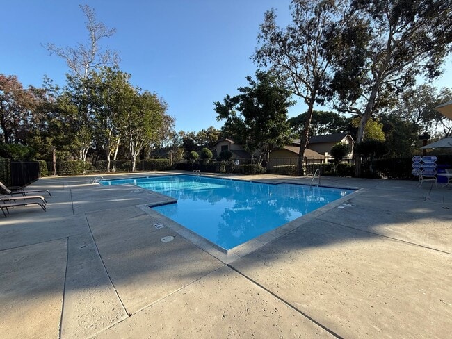 Building Photo - 3 Bedroom, 2.5 Bath Two-Story Townhome in Tierrasanta